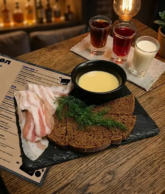 Сало с чёрным хлебом и зелёным луком